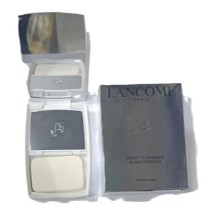 BRIGHTENING COMPACT FOUNDATION